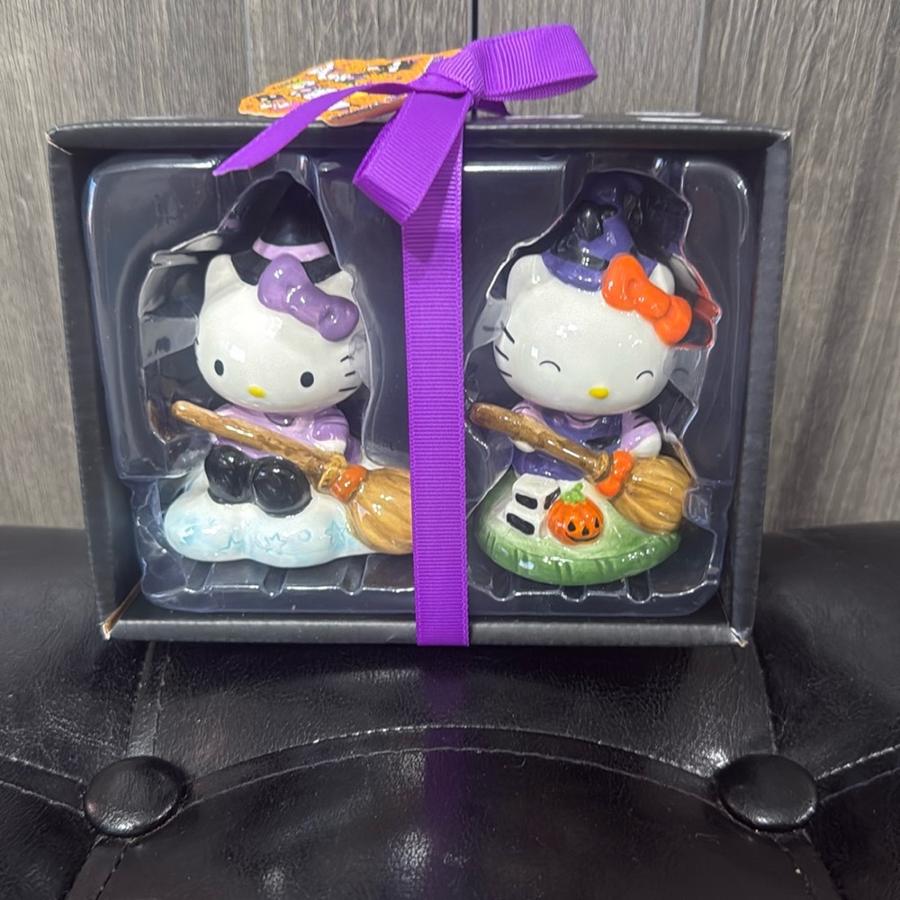 New Blue Sky Clayworks Halloween Hello Kitty Two Witches Salt & Pepper Shakers